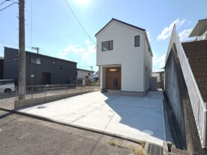 Read more about the article 青葉区荒巻中央 新築戸建 / オール電化 / 複数駅利用可能 /  小学校徒歩7分 / 前面道路6.6ｍ