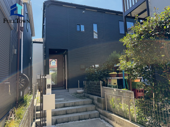 川口市戸塚鋏町 戸建 / 3,500万円 / 2022年11月築 / 小中学校徒歩10分圏内 / 前面広々8ｍ道路