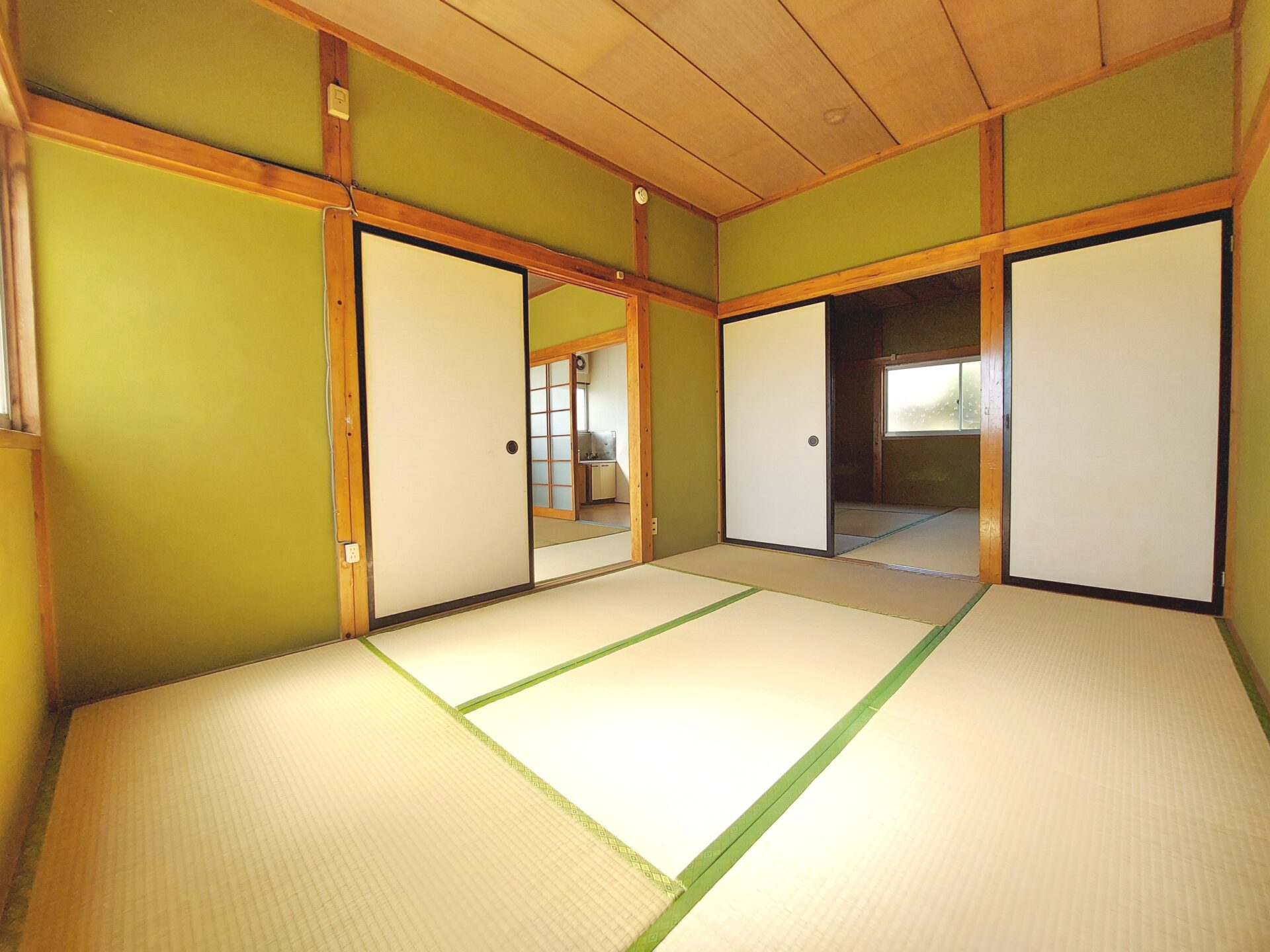 八幡荘 / オーナーチェンジ / 満室想定利回り16.16％ / アパートと平屋2棟の3棟 / 駐車場6台分付 / 南西南東角地 / 3方道路