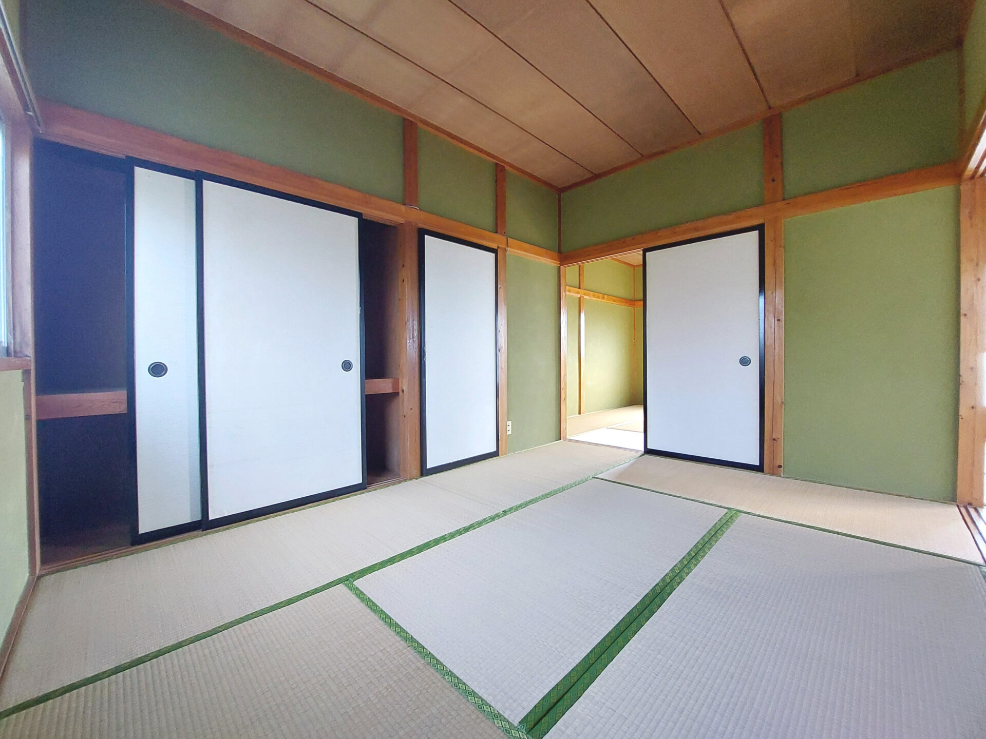 八幡荘 / オーナーチェンジ / 満室想定利回り16.16％ / アパートと平屋2棟の3棟 / 駐車場6台分付 / 南西南東角地 / 3方道路