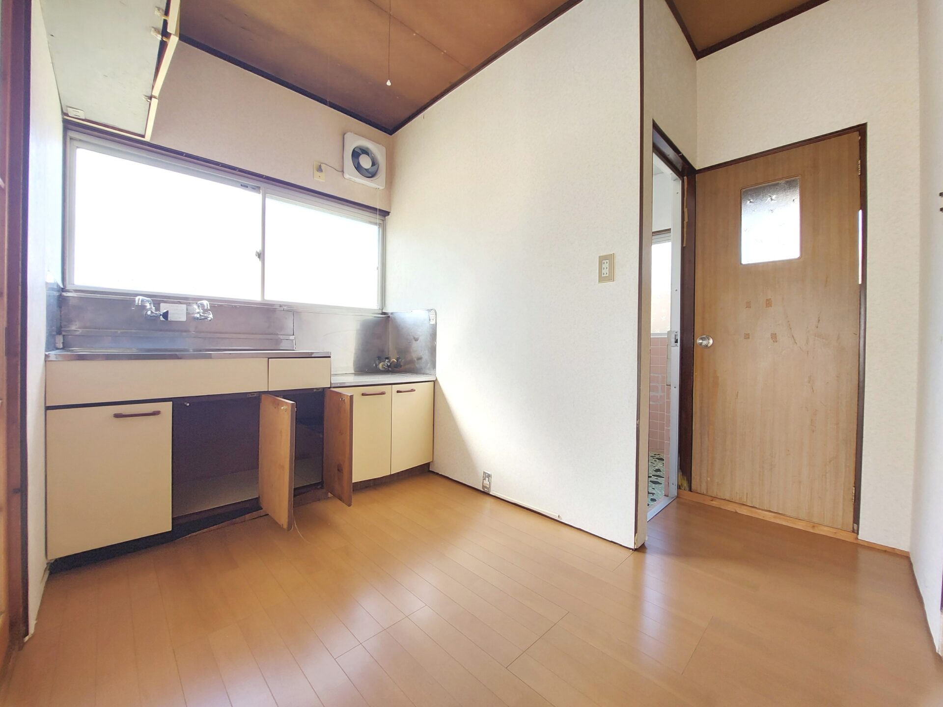 八幡荘 / オーナーチェンジ / 満室想定利回り16.16％ / アパートと平屋2棟の3棟 / 駐車場6台分付 / 南西南東角地 / 3方道路