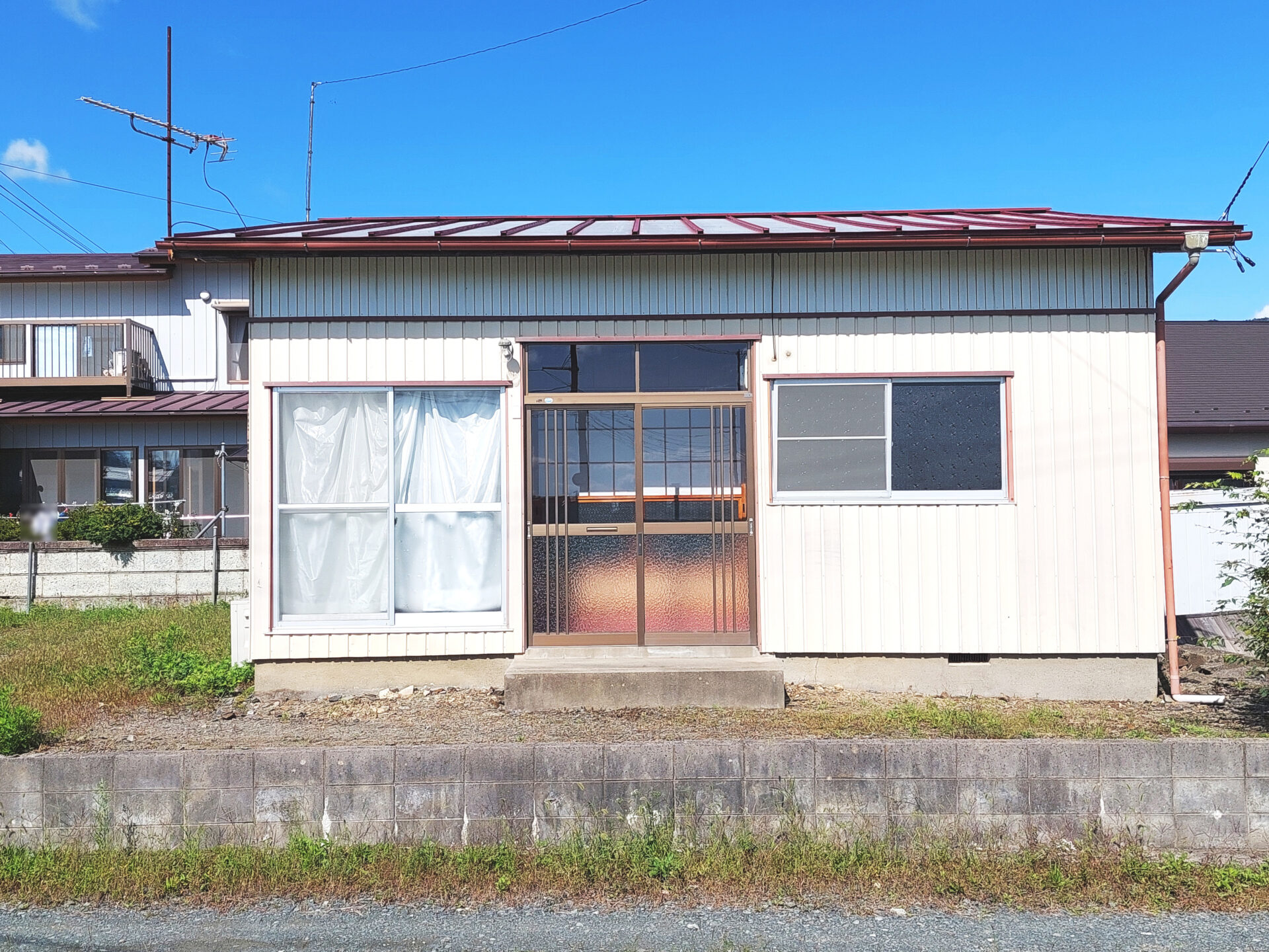 八幡荘 / オーナーチェンジ / 満室想定利回り16.16％ / アパートと平屋2棟の3棟 / 駐車場6台分付 / 南西南東角地 / 3方道路