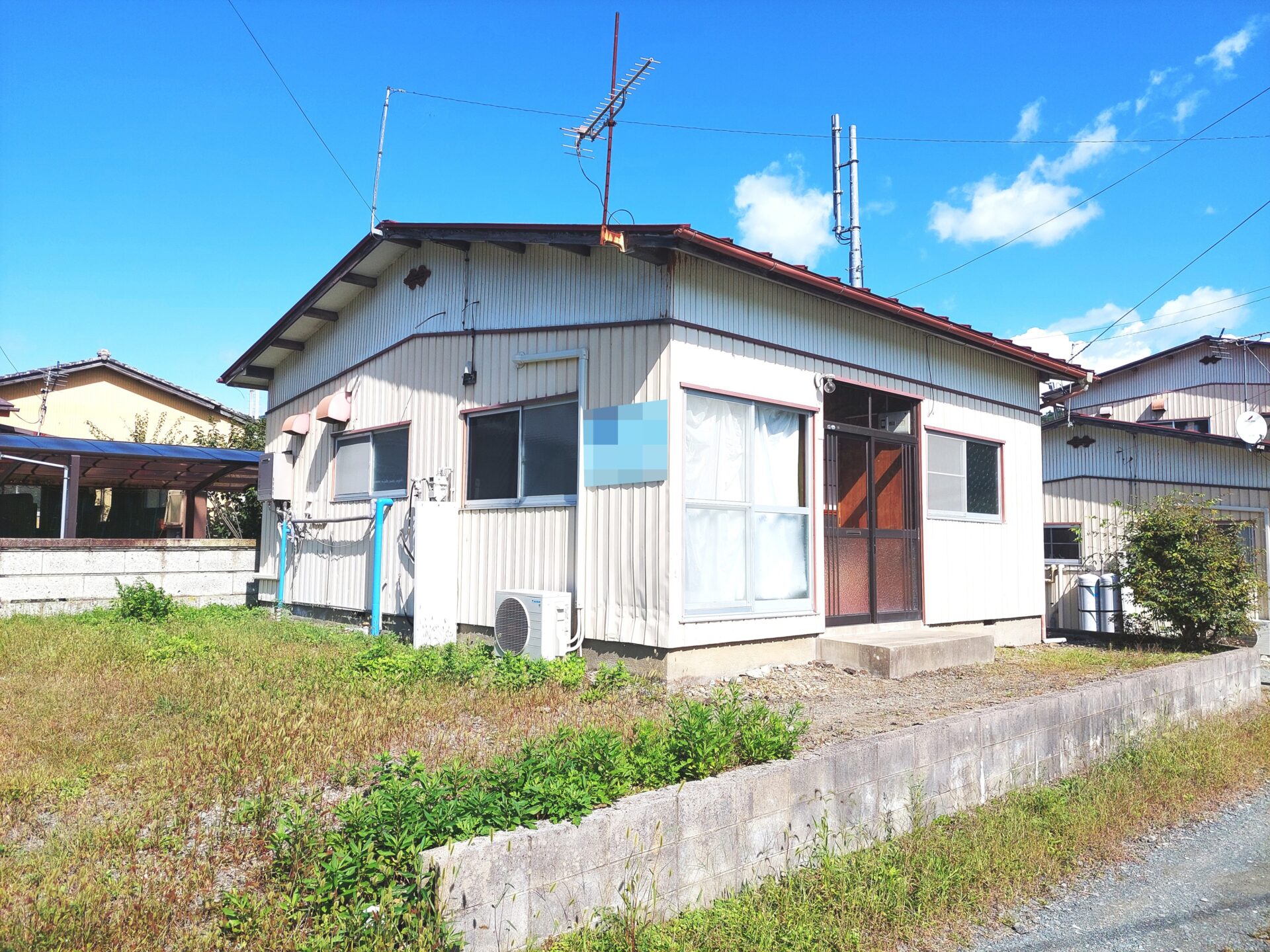 八幡荘 / オーナーチェンジ / 満室想定利回り16.16％ / アパートと平屋2棟の3棟 / 駐車場6台分付 / 南西南東角地 / 3方道路
