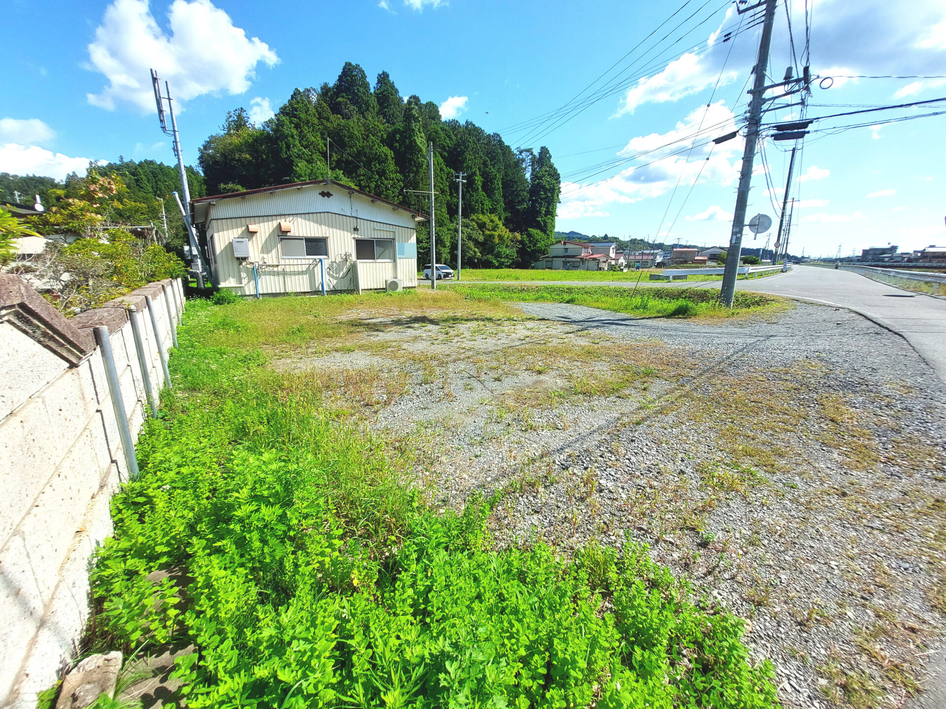 八幡荘 / オーナーチェンジ / 満室想定利回り16.16％ / アパートと平屋2棟の3棟 / 駐車場6台分付 / 南西南東角地 / 3方道路