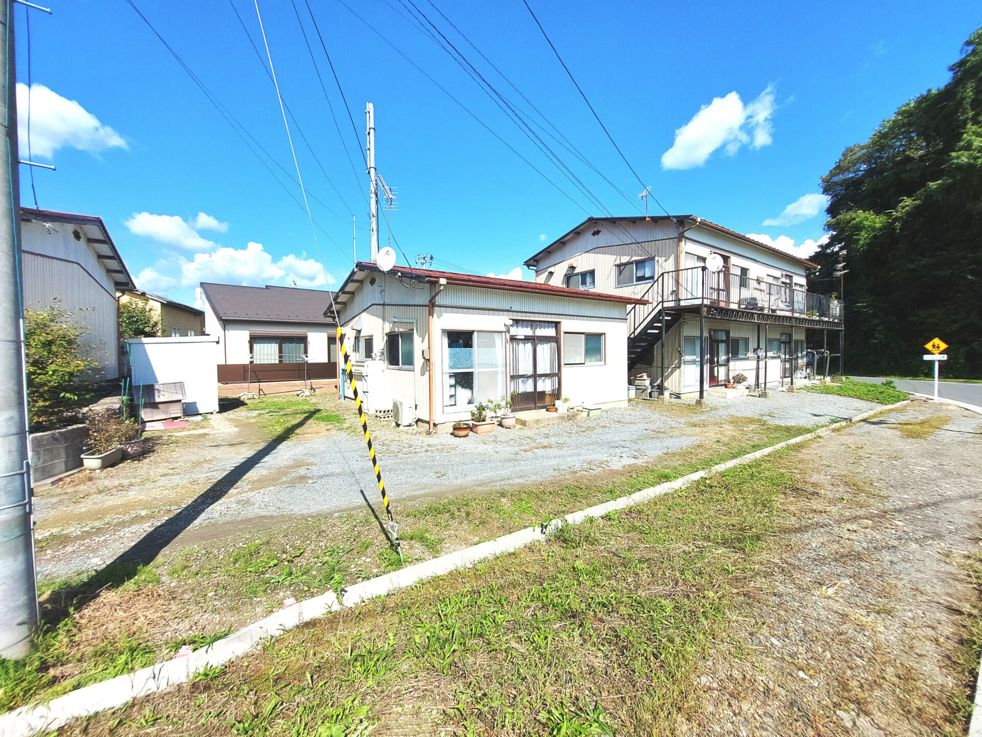 八幡荘 / オーナーチェンジ / 満室想定利回り16.16％ / アパートと平屋2棟の3棟 / 駐車場6台分付 / 南西南東角地 / 3方道路