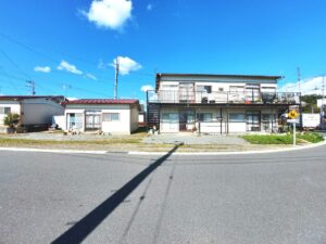 Read more about the article 八幡荘 / オーナーチェンジ / 満室想定利回り16.16％ / アパートと平屋2棟の3棟 / 駐車場6台分付 / 南西南東角地 / 3方道路