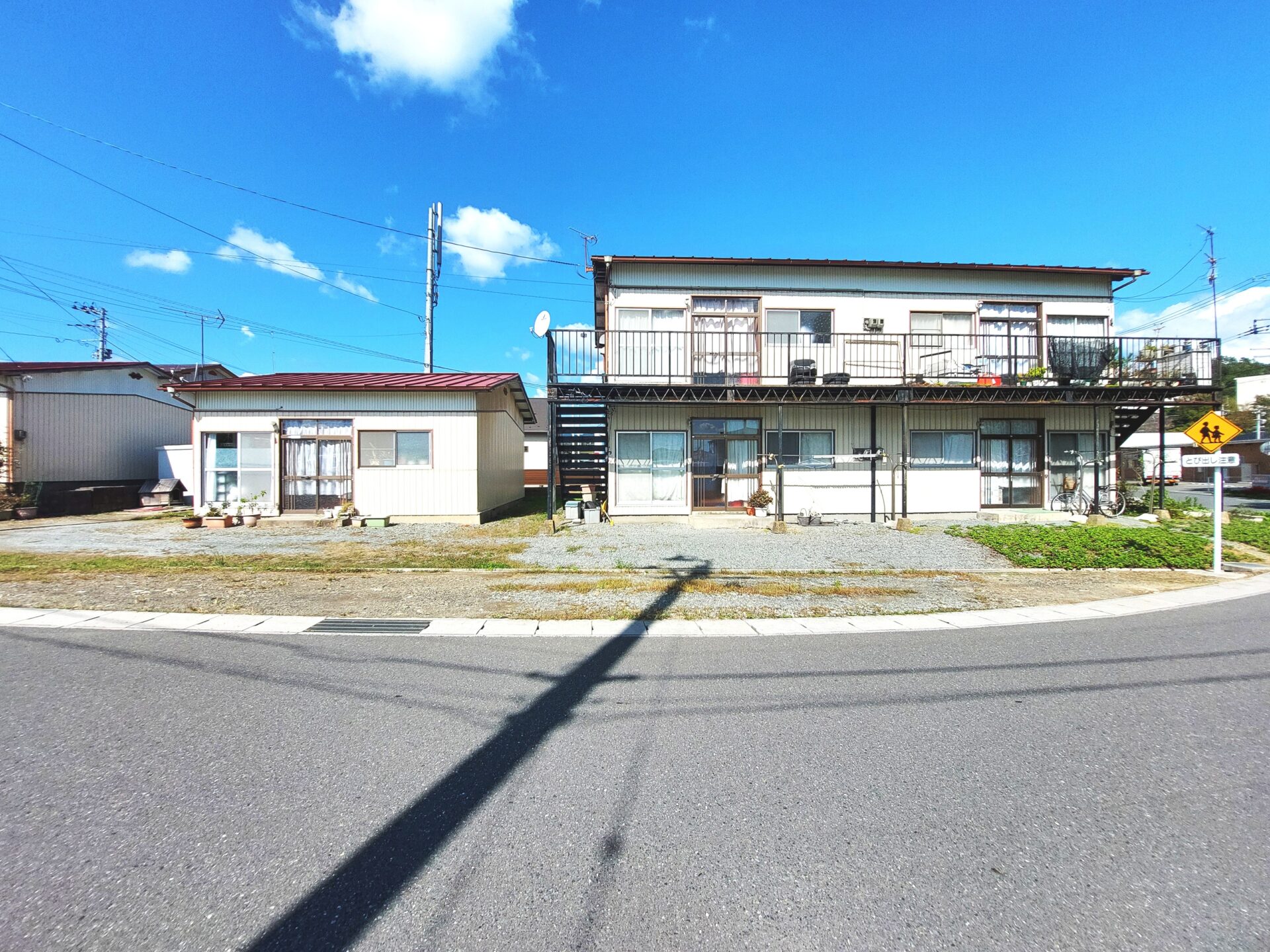 八幡荘 / オーナーチェンジ / 満室想定利回り16.16％ / アパートと平屋2棟の3棟 / 駐車場6台分付 / 南西南東角地 / 3方道路