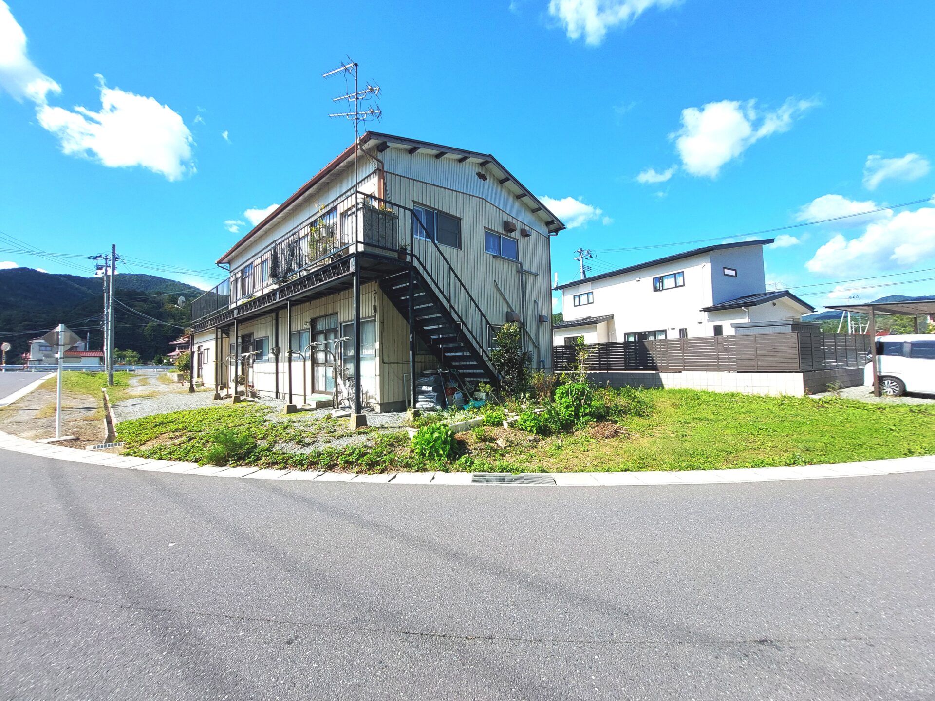 八幡荘 / オーナーチェンジ / 満室想定利回り16.16％ / アパートと平屋2棟の3棟 / 駐車場6台分付 / 南西南東角地 / 3方道路