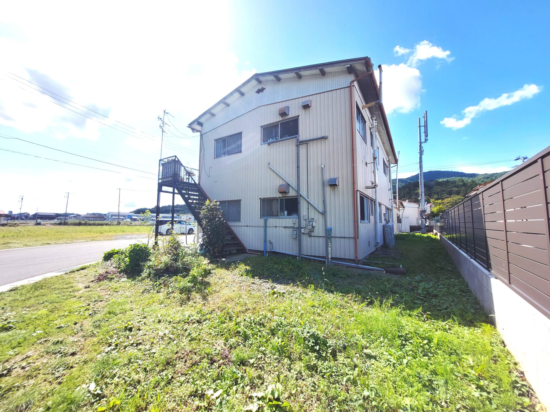 八幡荘 / オーナーチェンジ / 満室想定利回り16.16％ / アパートと平屋2棟の3棟 / 駐車場6台分付 / 南西南東角地 / 3方道路