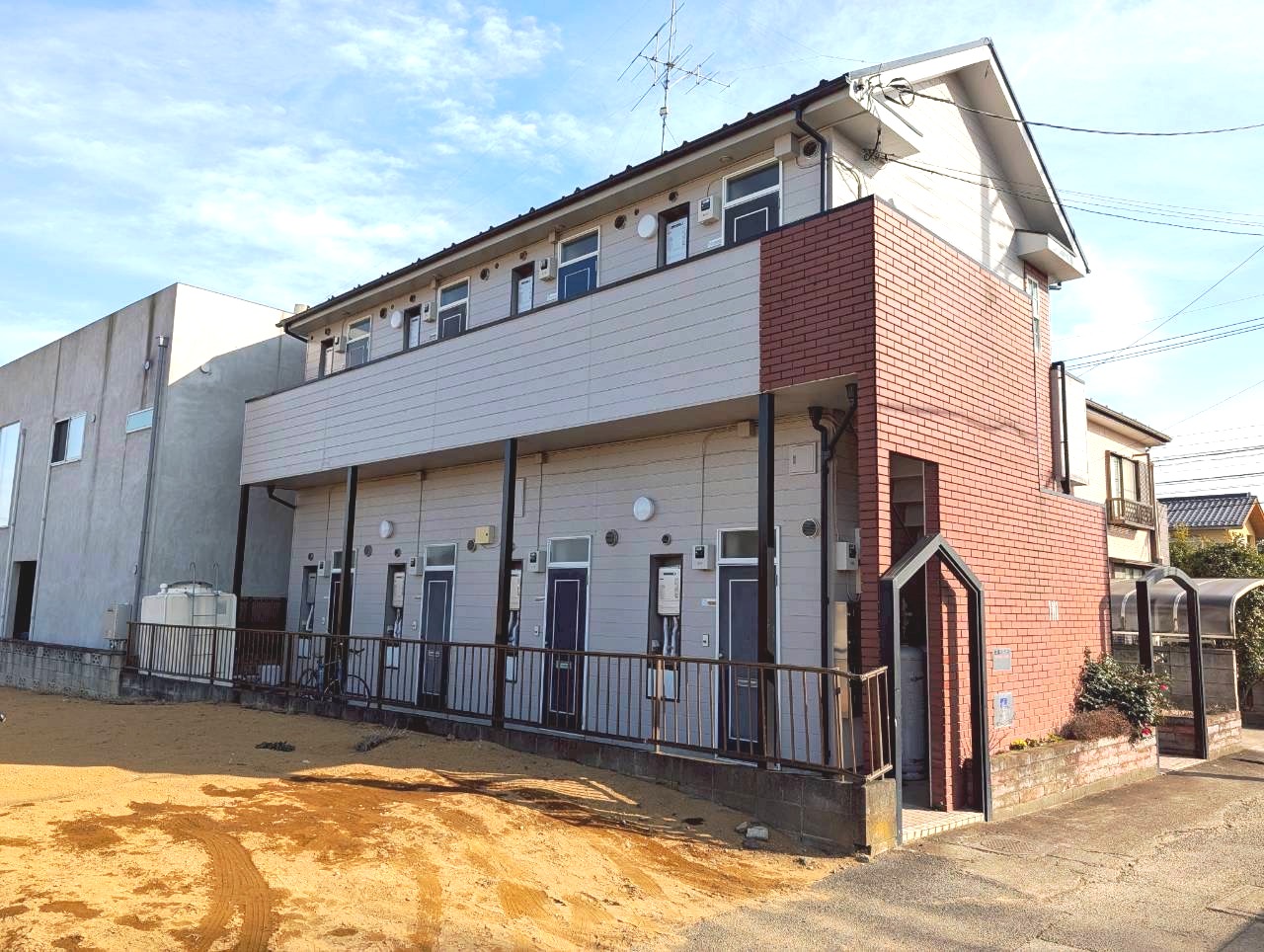 白岡ハウス / 売アパート / オーナーチェンジ / 現況利回り12.6％ / 駐車場4台分付 / ペット飼育可能 / 1K+ロフト×8世帯