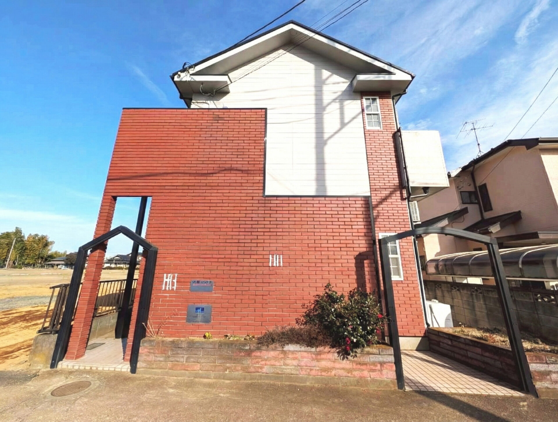 白岡ハウス / 売アパート / オーナーチェンジ / 現況利回り12.6％ / 駐車場4台分付 / ペット飼育可能 / 1K+ロフト×8世帯