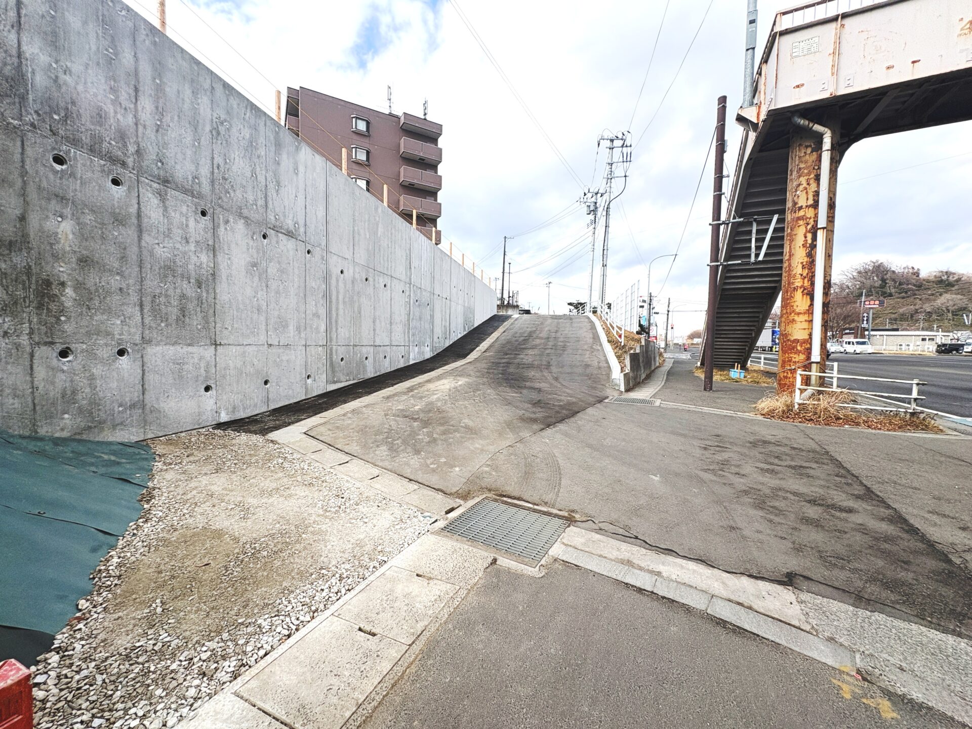 泉区市名坂字鳥井原 土地 / 15,900万円 / 敷地約401坪 / 準工業地域 / 国道4号沿い / 事業用地