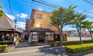 Read more about the article 富士ハイツ / 店舗付き一棟売アパート / オーナーチェンジ / 14,500万円 / 満室想定利回り6.12％ / 駅徒歩10分 / 満室稼働 / 2K×8戸+2店舗