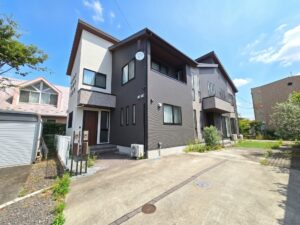 Read more about the article 【価格変更!!】若林区荒井1丁目 戸建 / 8,900万円 / 築浅 / 7つの居室+3つのLDK+ロフト / 敷地約147坪 / 2面道路 / 駐車5台以上可能 / 空家 / 小学校徒歩5分